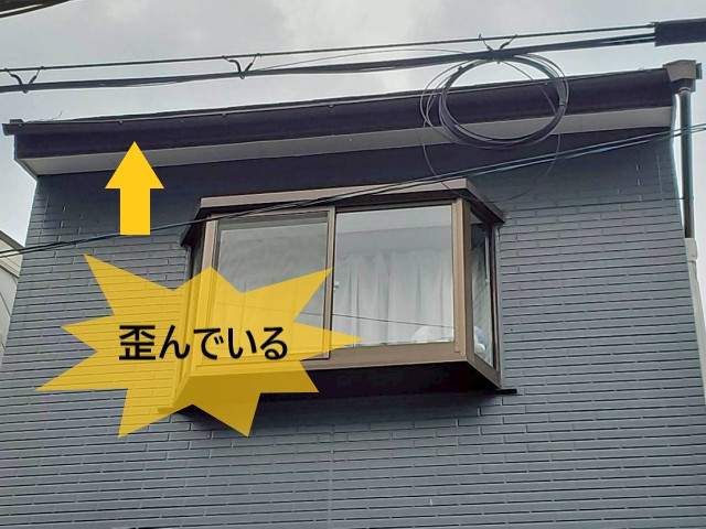 【和泉市】過去の塗装工事で軒樋が歪んで排水不良に｜3階建て住宅の現地調査